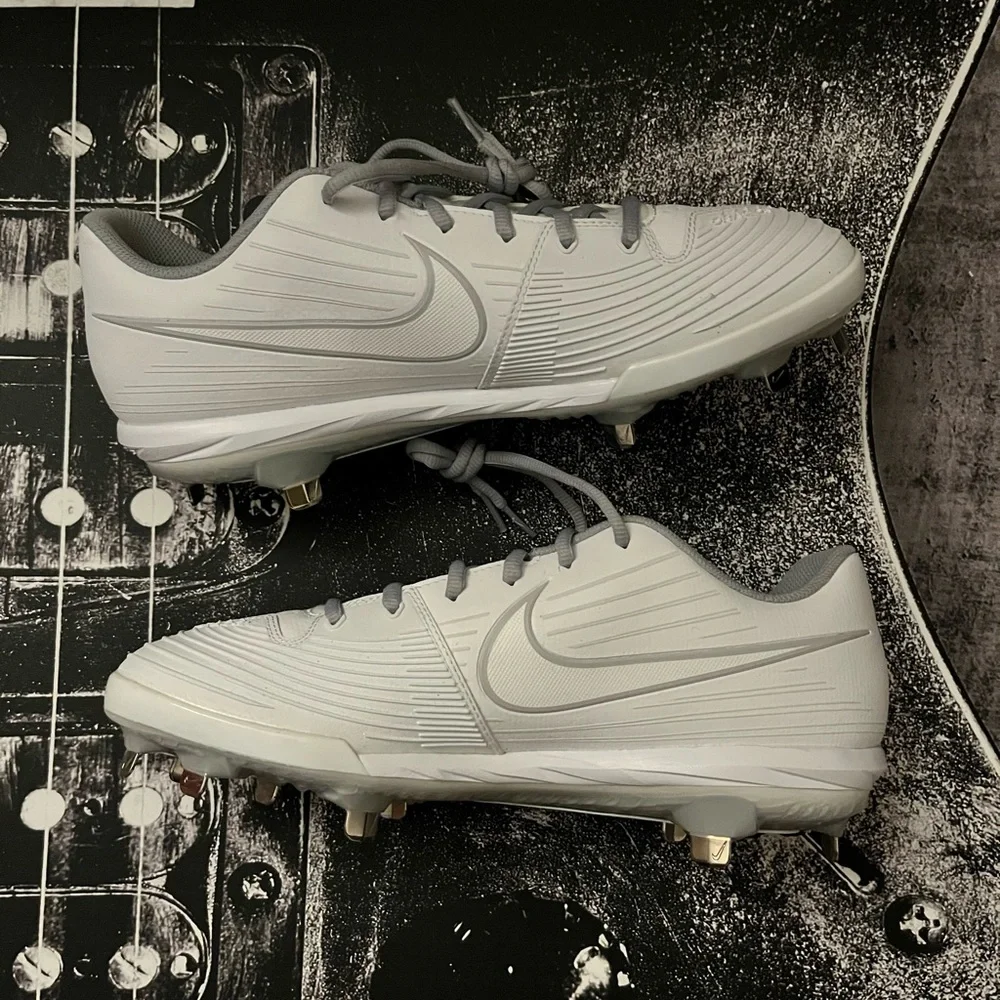 NIB Nike Cleats - Picture 3 of 5